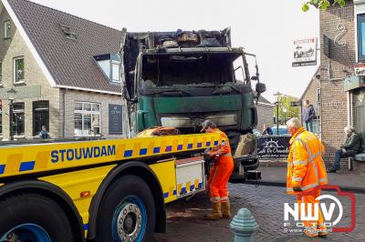 Bergingsbedrijf Stouwdam sleept uitgebrande vrachtwagen uit een smalle straat in het centrum van Urk - © NWVFoto.nl